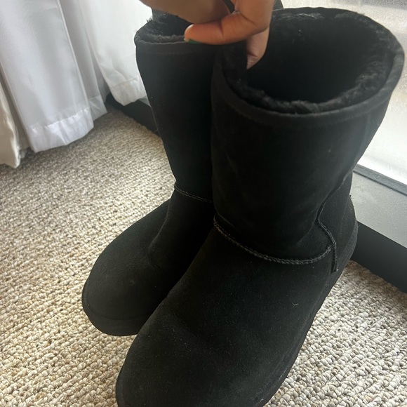 Black Short Uggs - Picture 2 of 3